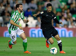 Jordi Figueras (izq.) intenta frenar en carrera al mexicano Vela de la Real Sociedad. (Foto: Getty)