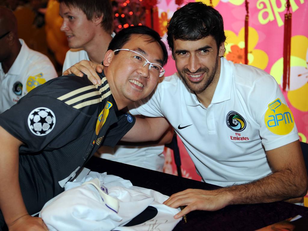 Raúl González Blanco posa con un fan. (Foto: Getty)