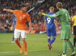 Während der EM-Qualifikationspartie gegen Island keifen sich Klaas-Jan Huntelaar (l.) und Jasper Cillessen von der Niederlande an. (3.9.2015)
