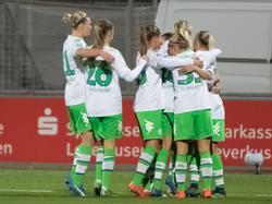 Die Wolfsburger Spielerinnen feiern in Leverkusen