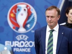 De bondscoach van Noord-Ierland wacht de wedstrijd tegen Duitsland gespannen af. Lukt het de Noord-Ieren om door te gaan naar de achtste finales van het Europees kampioenschap? (21-06-2016)