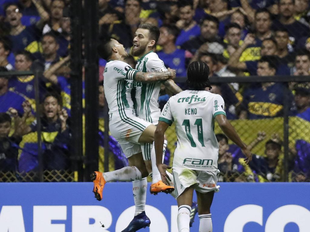 Lucas Lima celebra en La Bombonera su gol a Boca. (Foto: Imago)