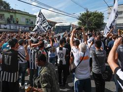 Aficionados del Santos corean a su equipo al paso del autobús. (Foto: Imago)