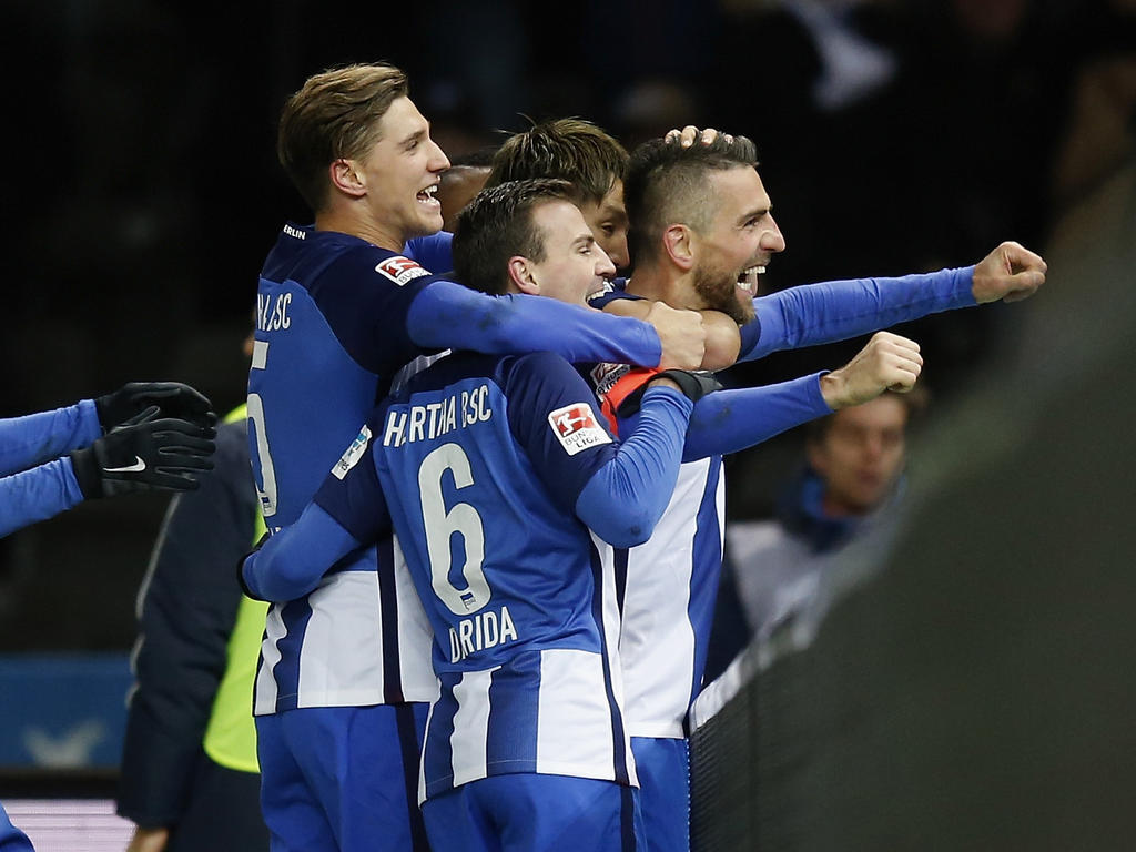 Hertha-Stürmer Ibišević (r.) darf sich nach seinem zweiten Treffer gegen Mainz feiern lassen