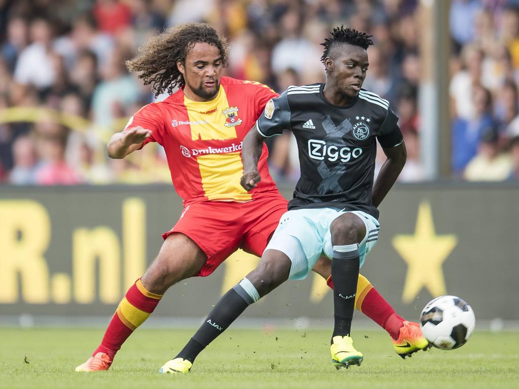 Ajax-spits Bertrand Traoré (r.) wordt op de huid gezeten door Kenny Teijsse van Go Ahead Eagles. (28-08-2016)