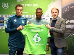Riechedly Bazoer speelt de komende seizoenen in het shirt van VfL Wolfsburg. Tijdens zijn presentatie bij de Duitse club poseert hij voor de fotografen. (03-01-2017)
