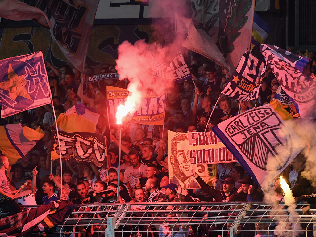 Die Fans von Carl Zeiss Jena hoffen auf eine Rückkehr in den bezahlten Fußball