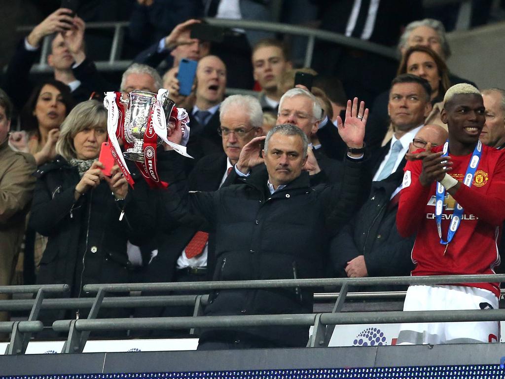 José Mourinho toont de gewonnen League Cup aan het publiek. (26-02-2017)