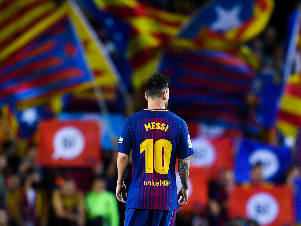 Lionel Messi blickt den Fahnen der katalanischen Unabhängigkeit entgegen