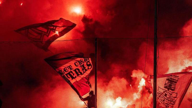 Fans des VfL Osnabrück brannten beim VfL Bochum Pyrotechnik ab