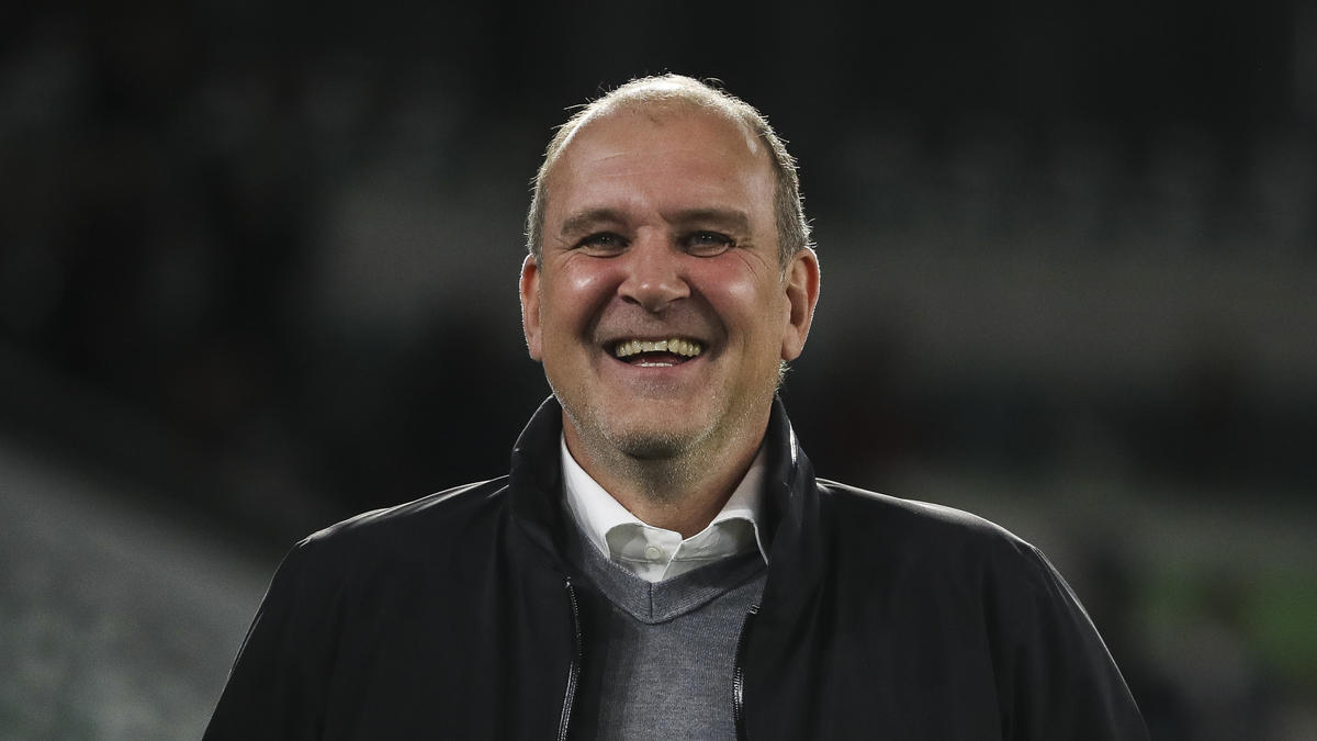 Jörg Schmadtke hört vielleicht mit dem Rauchen auf - je nach Ausgang der Wette mit Wout Weghorst Jörg Schmadtke hört vielleicht mit dem Rauchen auf - je nach Ausgang der Wette mit Wout Weghorst