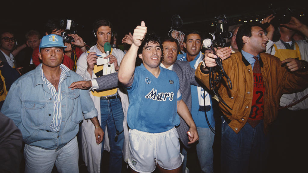 Maradona en la final de la UEFA contra el Stuttgart del año 1989.
