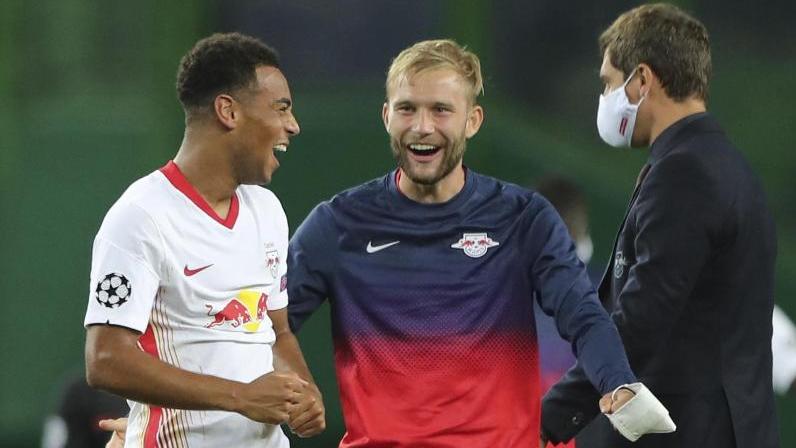 Gefeierter Mann nach Leipzigs Halbfinaleinzug: Tyler Adams (l.) Gefeierter Mann nach Leipzigs Halbfinaleinzug: Tyler Adams (l.)