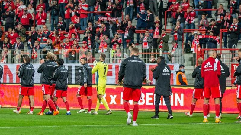Die Fans von Union Berlin hatten im Stadion an der Alten Försterei gesungen Die Fans von Union Berlin hatten im Stadion an der Alten Försterei gesungen