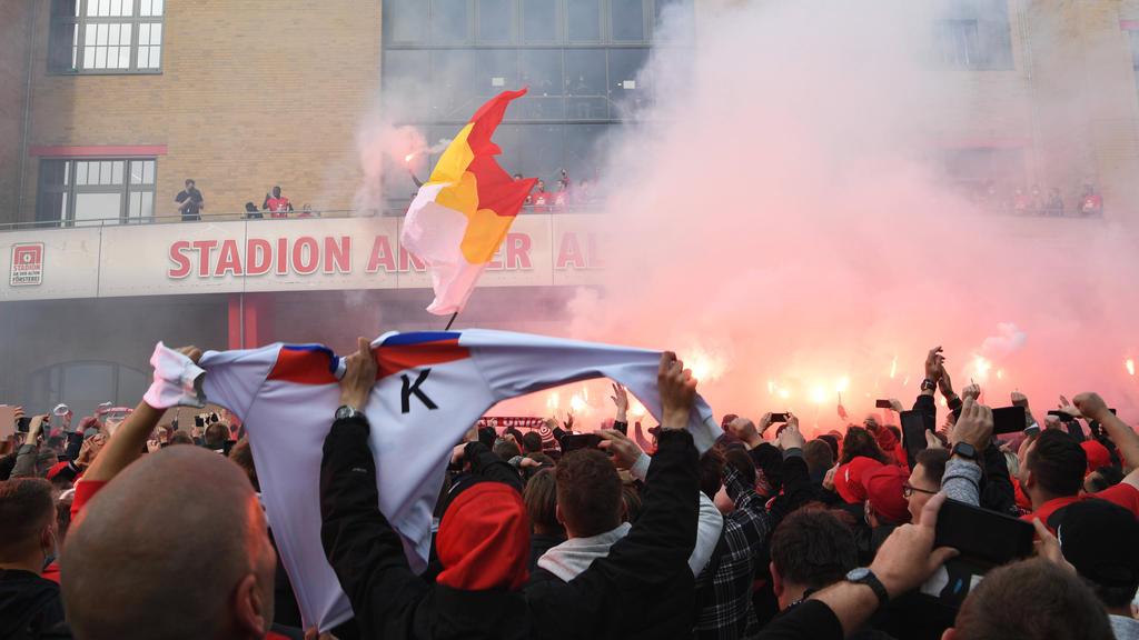 Fans von Union Berlin feierten vor dem Stadion mit der Mannschaft