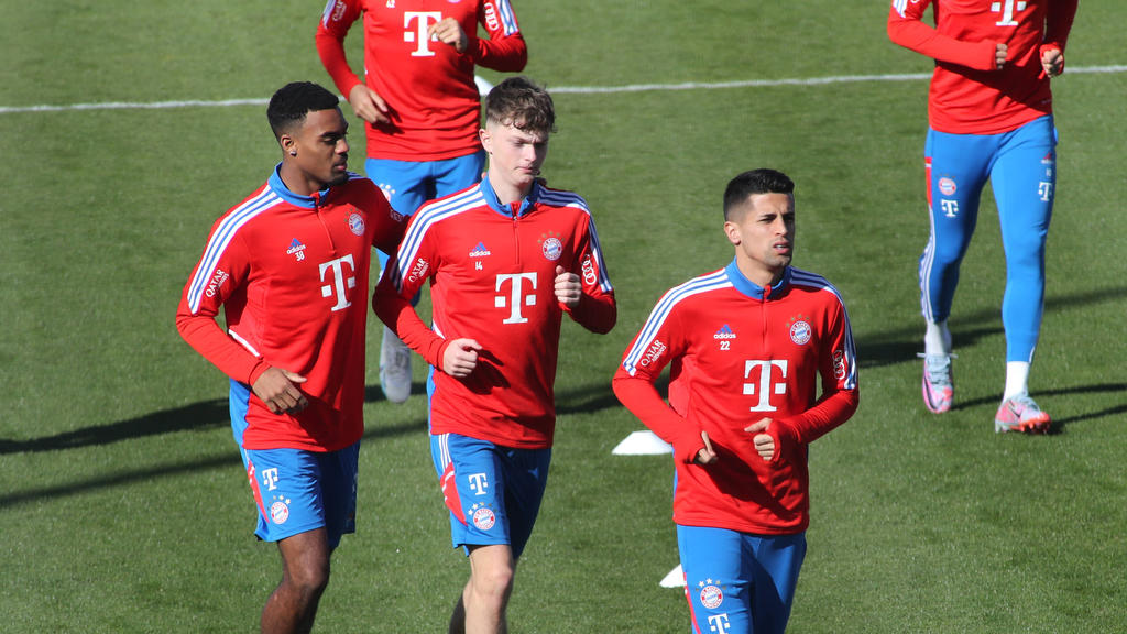 Paul Wanner (M.) musste sein Training beim FC Bayern vorzeitig abbrechen