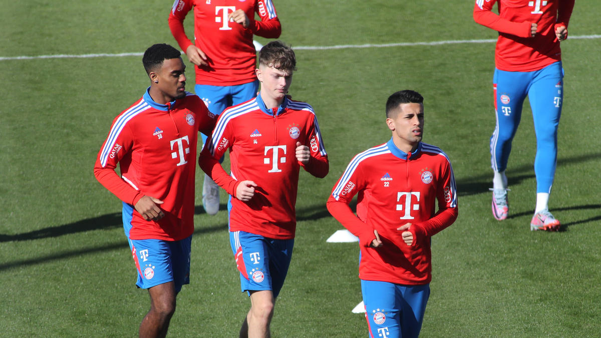 Paul Wanner (M.) musste sein Training beim FC Bayern vorzeitig abbrechen