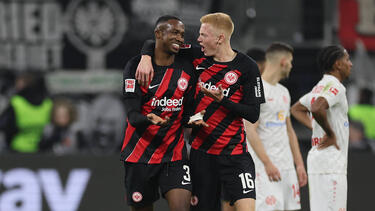 Hugo Larsson (r.) fühlt sich bei Eintracht Frankfurt wohl