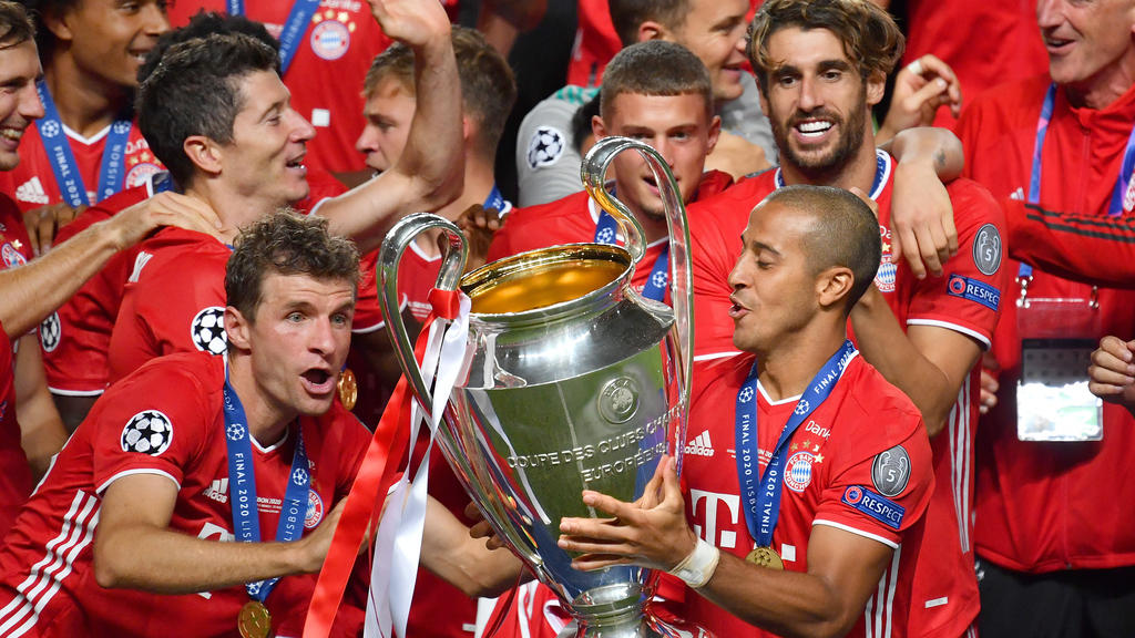 Thiago (r.) gewann mit dem FC Bayern 2020 die Champions League