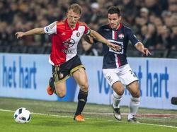 Dirk Kuyt (l.) houdt Guus Joppen van de bal tijdens de bekerwedstrijd tussen Feyenoord en Willem II. (17-12-2015)