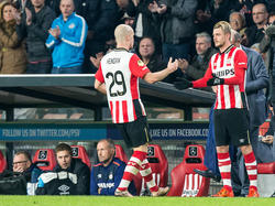 Maxime Lestienne (r.) maakt zijn rentree bij PSV tijdens het competitieduel met PEC Zwolle. (19-12-2015)