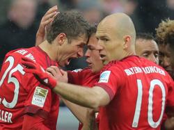 Thomas Müller (l.) und Arjen Robben feiern den Sieg gegen Darmstadt