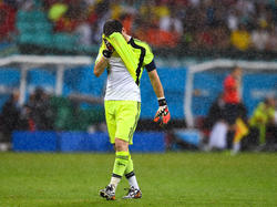 Iker Casillas kan na de 5-1 nederlaag tegen Oranje zijn tranen niet bedwingen. Voetbal.com Foto van de Week. (13-6-2014)