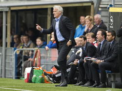 Feyenoord-trainer Fred Rutten is druk aan het coachen tijdens het competitieduel SC Cambuur - Feyenoord. (26-10-2014)