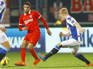 Doke Schmidt (r.) komt te laat om Youness Mokhtar (l.) van de bal te zetten tijdens FC Twente - sc Heerenveen. (01-11-2014)