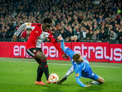 Een speler van Rijeka probeert op kundige wijze Elvis Manu (l.) van de bal te krijgen tijdens het Europa League-duel Feyenoord - HNK Rijeka. (06-11-2014). 
