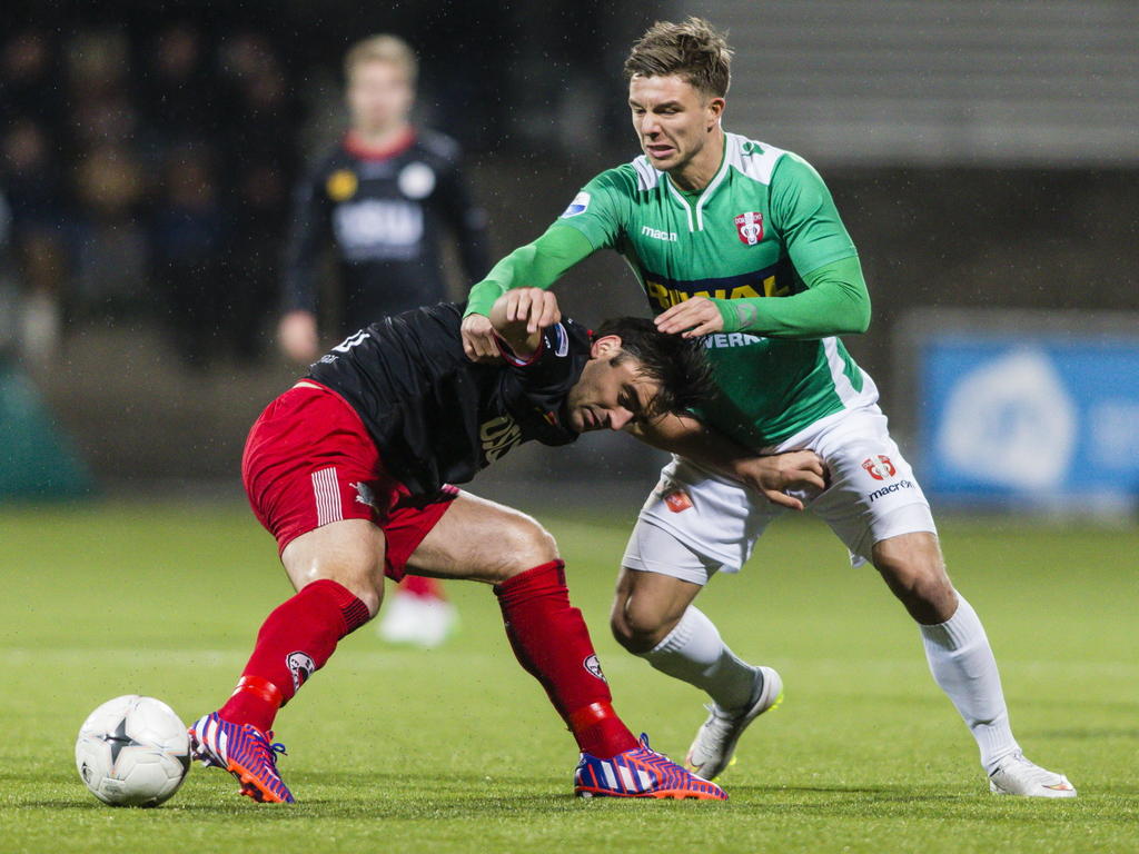 Sander Fischer (l.) en Mart Lieder (r.) gaan tot het gaatje tijdens FC Dordrecht - Excelsior. (24-01-2015)