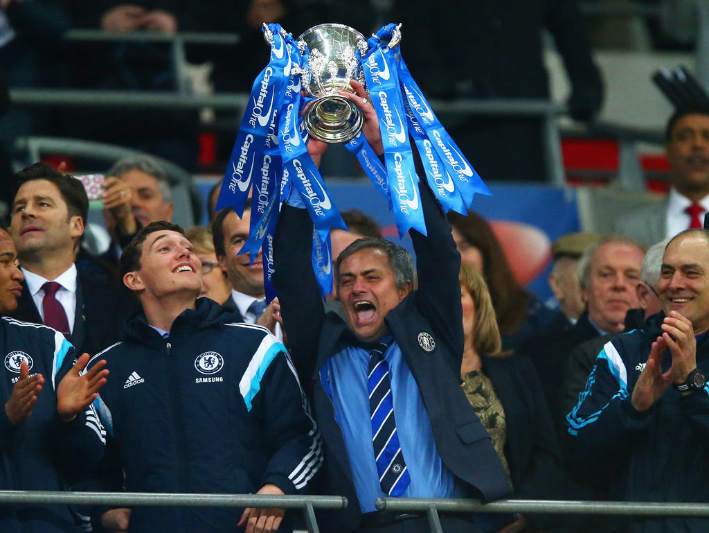 Chelseas Coach José Mourinho feierte mit seinen Spielern ausgelassen den Titel im Ligapokal