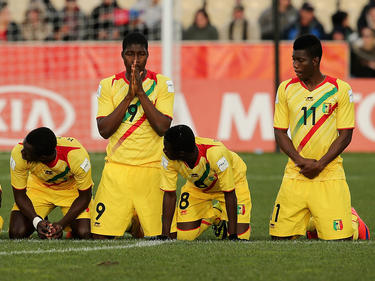 Los jugadores de Mali rezan tras la victoria contra Alemania en Nueva Zelanda. (Foto: Getty)