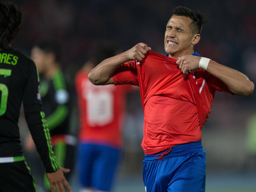 Alexis Sánchez se lamenta por una oportunidad perdida en el Chile-México. (Foto: Imago)