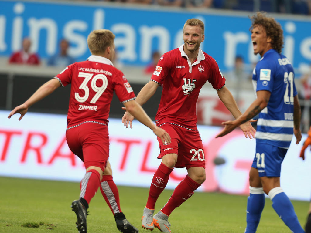 Kacper Przybylko (M.) und Jean Zimmer bejubeln ein Tor für den 1. FC Kaiserslautern