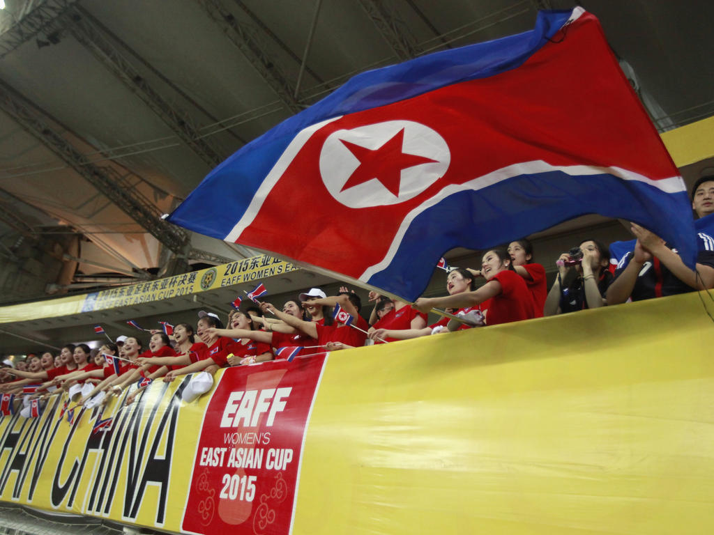 Aficionados de Corea del Norte ondean su bandera. (Foto: Getty)