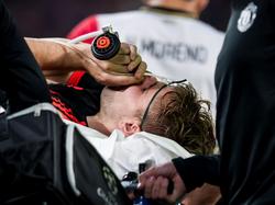 Luke Shaw krijgt zuurstof toegediend als hij het veld in Eindhoven wordt afgedragen. De verdediger van Manchester United breekt zijn been tegen PSV. (15-09-2015)