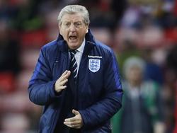 Roy Hodgson schreeuwt naar zijn pupillen. De Engelse ploeg bereidt zich voor tegen Australië op het naderende EK in Frankrijk. (27-05-2016)
