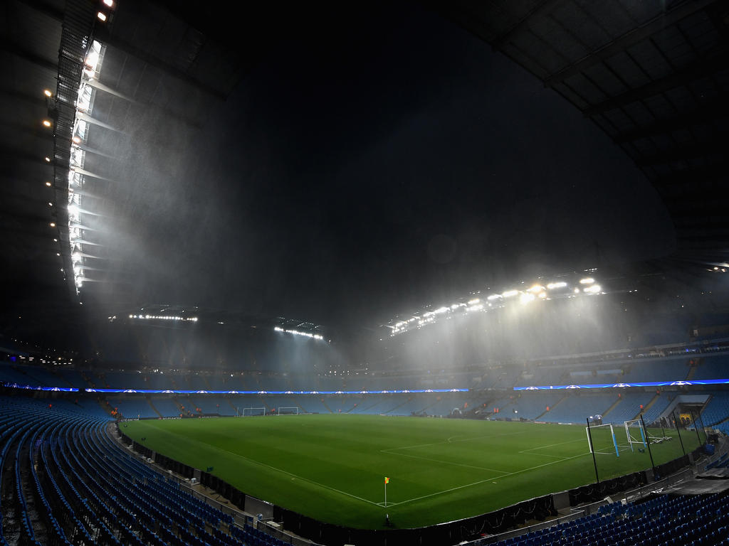 De wedstrijd tussen Manchester City en Bor. Mönchengladbach kan onmogelijk doorgaan. De regen gooit roet in het eten. (13-09-2016)