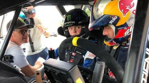 Unter den wachsamen Augen von Vater Petter: Oliver Solberg (l.) und Loeb Unter den wachsamen Augen von Vater Petter: Oliver Solberg (l.) und Loeb