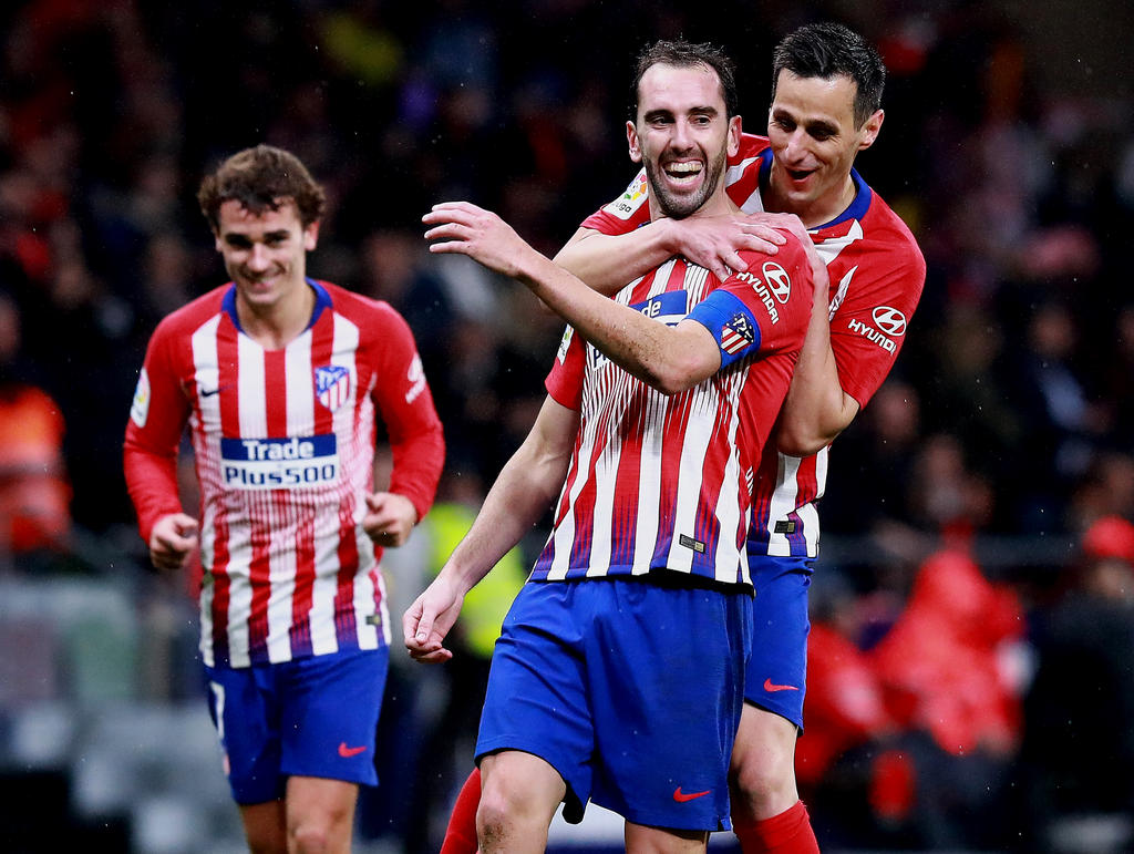 Godín (centro) es felicitado por su tanto frente al Athletic. (Foto: Getty)