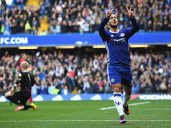 Eden Hazard celebra su tanto, el 2-0 a favor de los londinenses. (Foto: Getty)