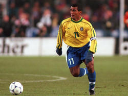 Romario lleva el cuero como delantero de Brasil en 1998. (Foto: Getty)