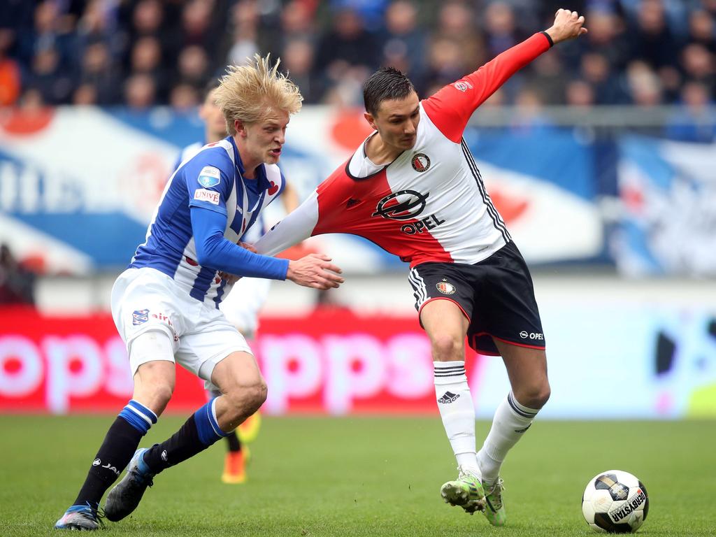 Morten Thorsby (l.) begaat een overtreding op Steven Berghuis (r.) tijdens het competitieduel sc Heerenveen - Feyenoord (19-03-2017).