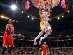 Josh McRoberts von den Lakers dunkt gegen die Bulls