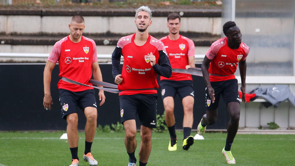 Atakan Karazor (2.v.l.) könnte zurück ins VfB-Team rücken