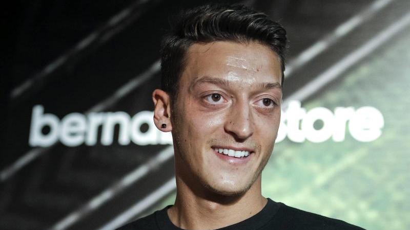Der Sportartikelhersteller "Adidas" lässt seinen Ausrüster-Vertrag mit Mesut Özil wohl auslaufen Der Sportartikelhersteller "Adidas" lässt seinen Ausrüster-Vertrag mit Mesut Özil wohl auslaufen