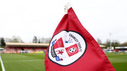 Der ehemalige Trainer des FC Crawley ist wegen rassistischer Äußerungen lange gesperrt worden