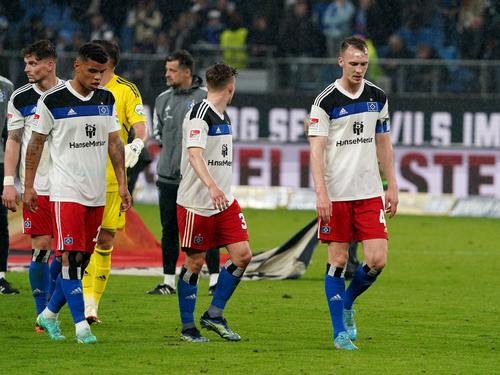 Die Hamburger Spieler um Sebastian Schonlau (r.) gehen nach dem Spiel zu den Fans