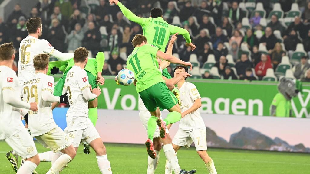 Das Siegtor für Wolfsburg: Jonas Wind (5.v.l) köpft in der Nachspielzeit das 4:3 gegen Mainz. Das Siegtor für Wolfsburg: Jonas Wind (5.v.l) köpft in der Nachspielzeit das 4:3 gegen Mainz.